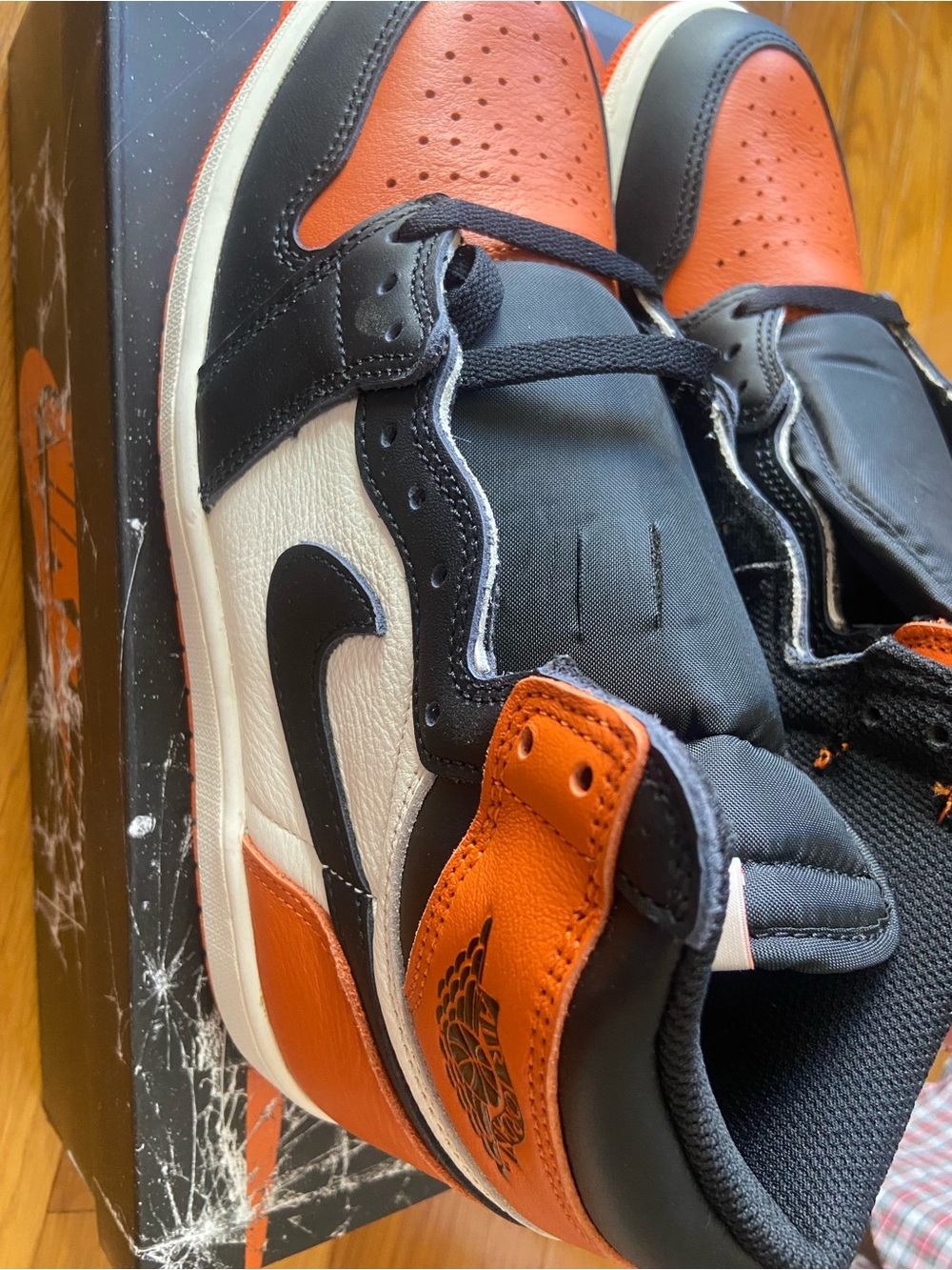 Jordan 1 high Men Black and Orange Low-Top mixed left size 9 right size 9.5 - Picture 3 of 8